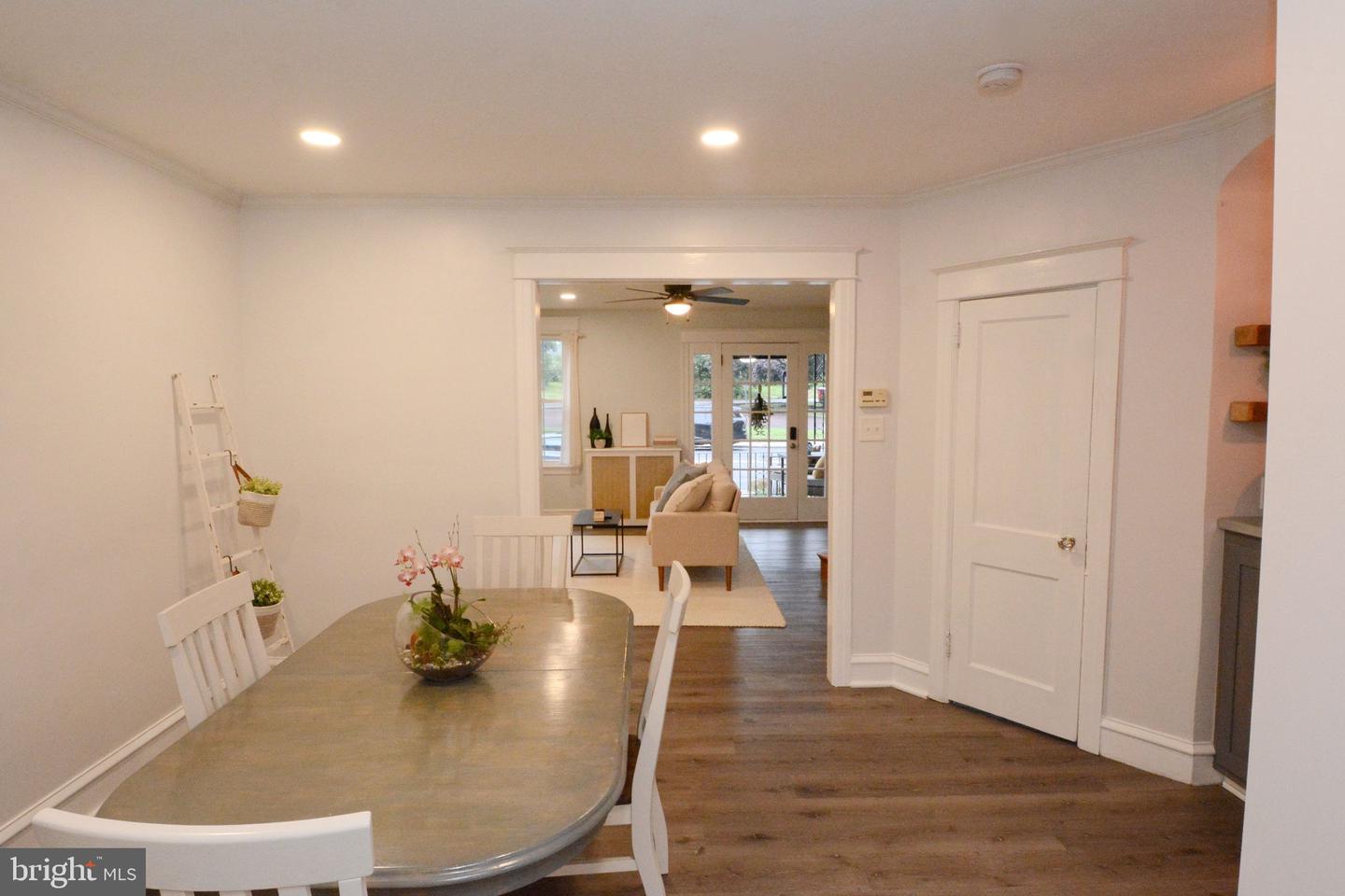 551 E Broad St Property Photo 8