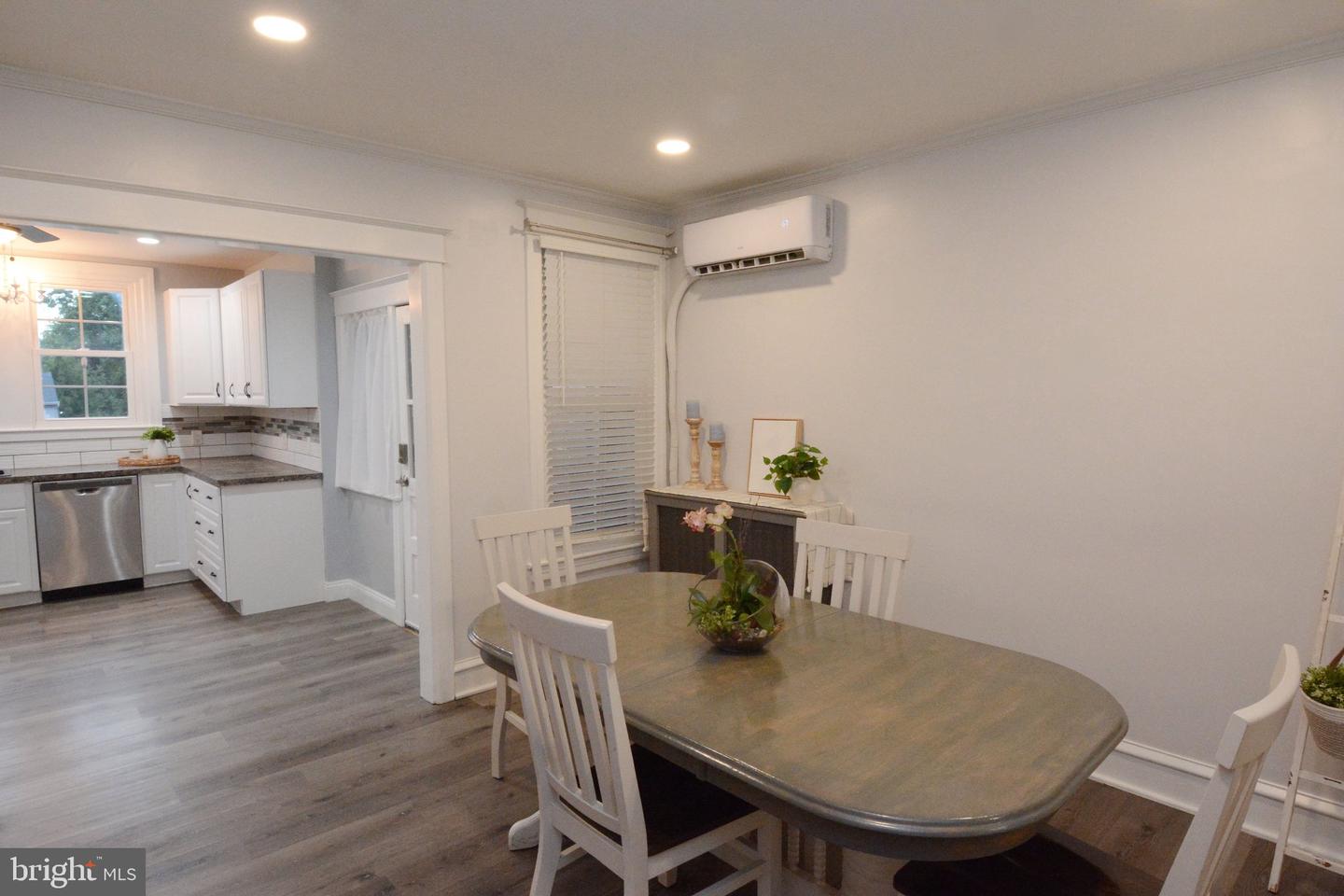 551 E Broad St Property Photo 9