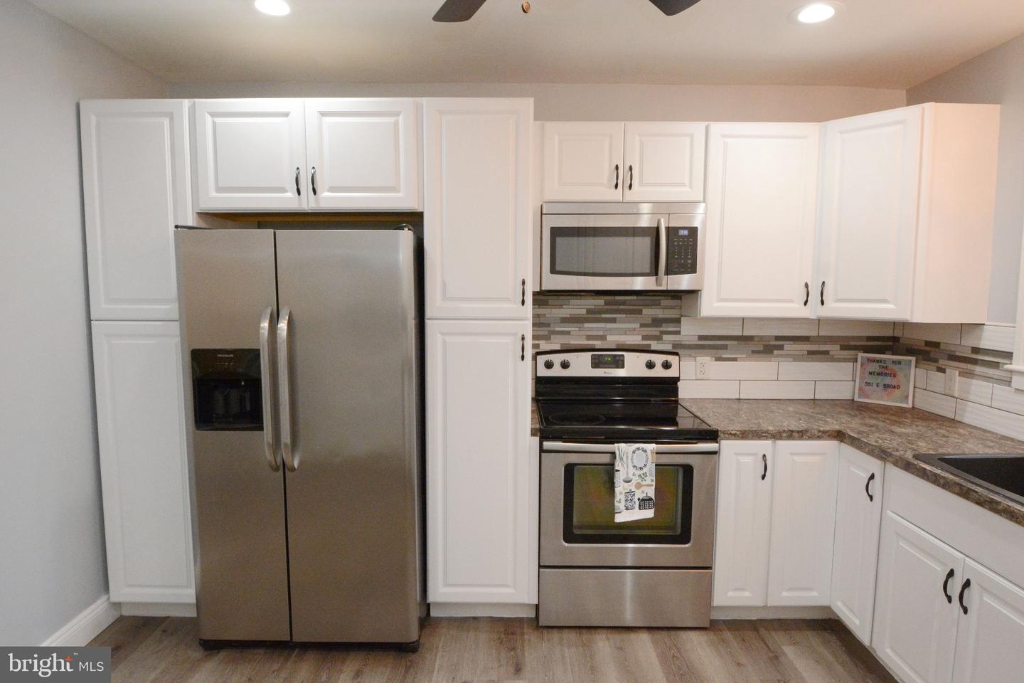 551 E Broad St Property Photo 13