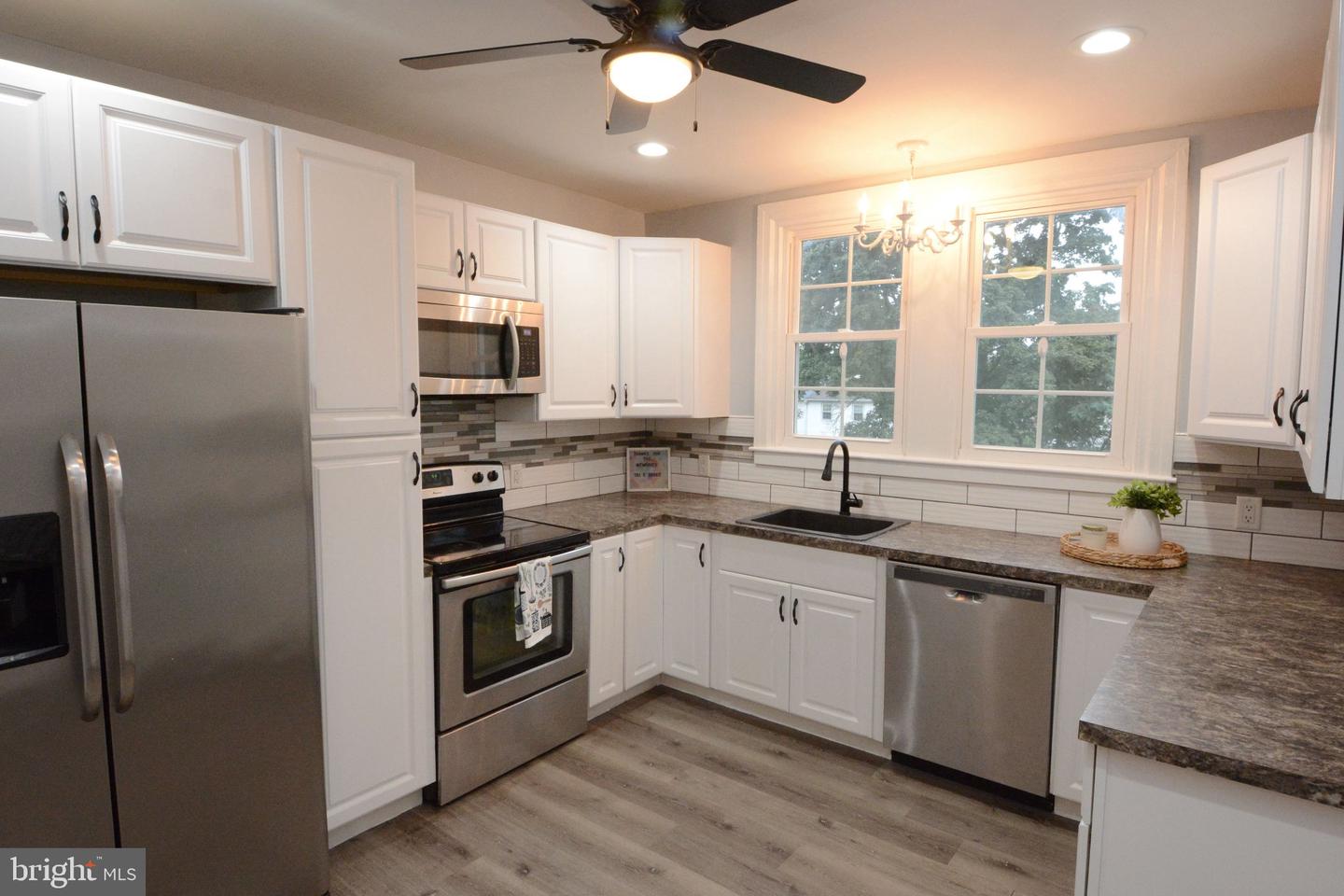 551 E Broad St Property Photo 14