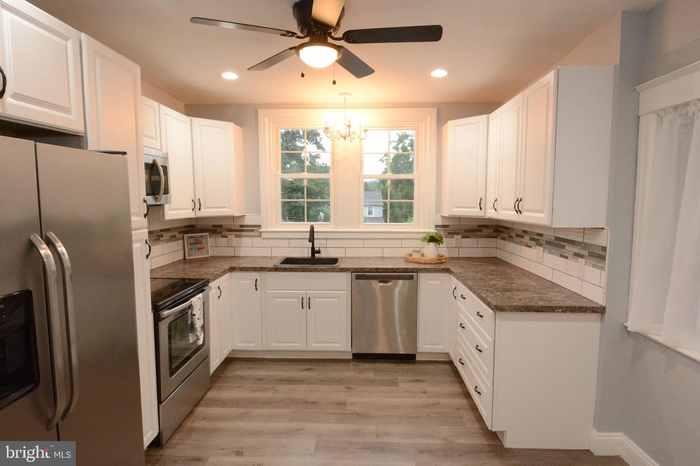 551 E Broad St Property Photo 15
