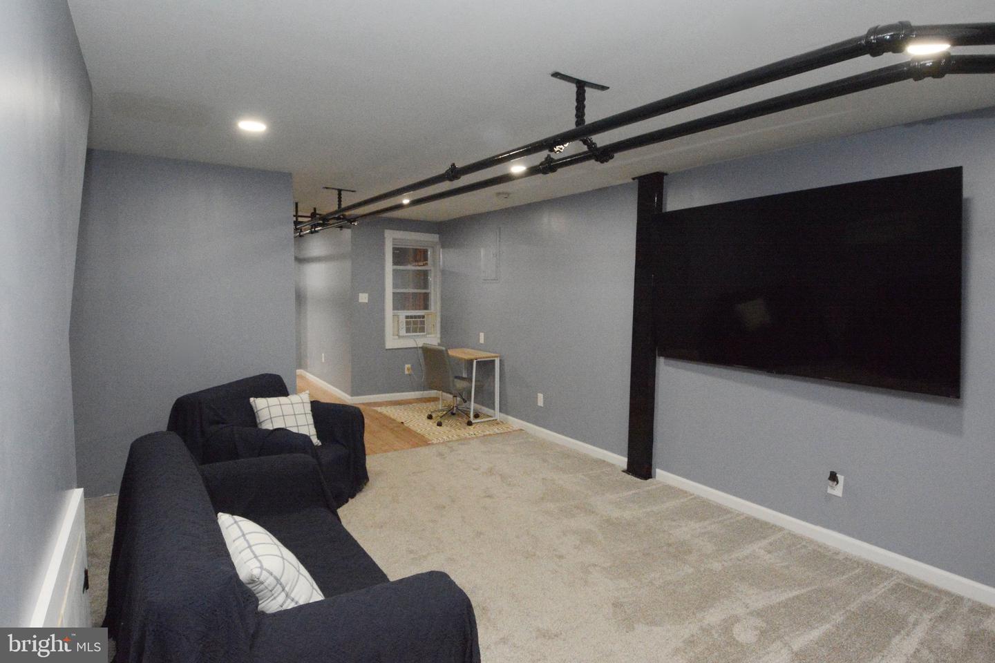 551 E Broad St Property Photo 32