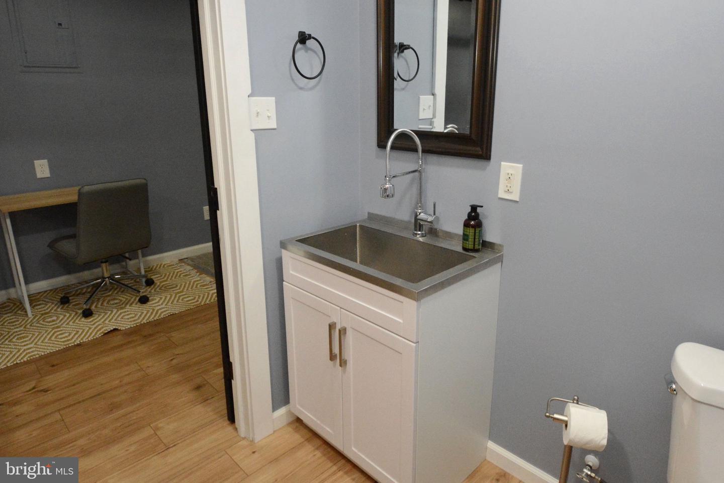 551 E Broad St Property Photo 34