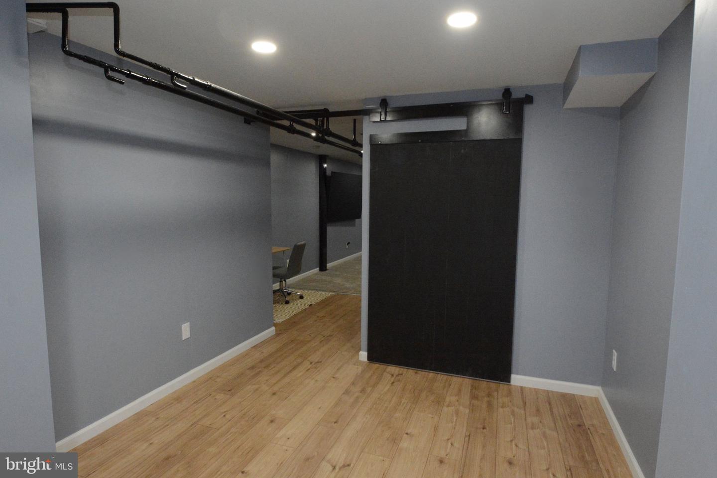 551 E Broad St Property Photo 37