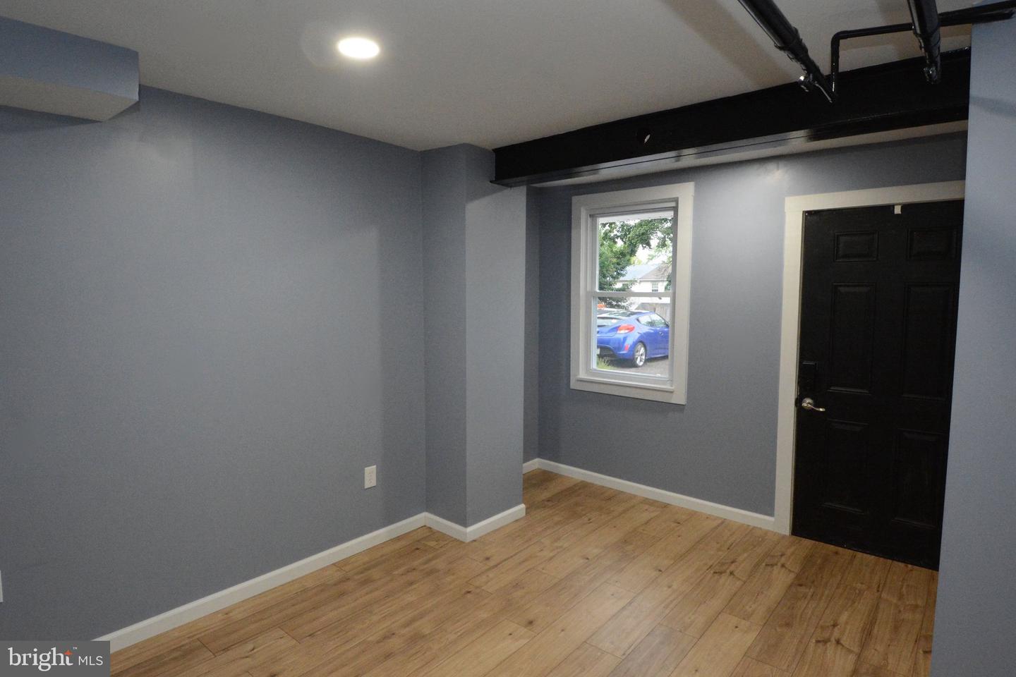 551 E Broad St Property Photo 38