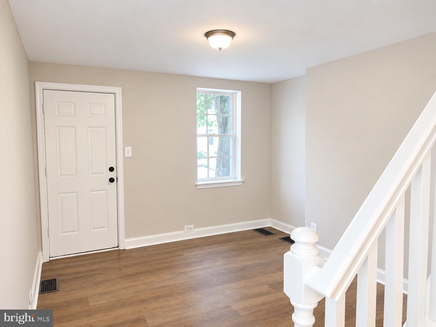124 W Airy St # Property Photo 2