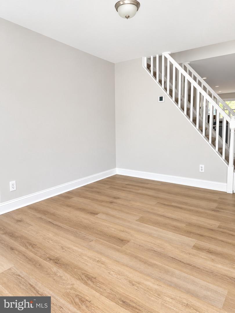 124 W Airy St # Property Photo 4