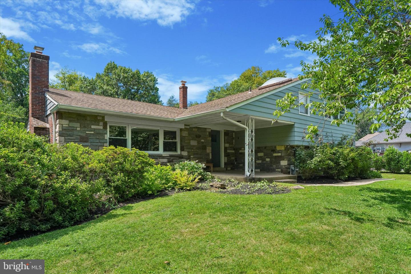 1910 Stone Ridge Ln Property Photo 2