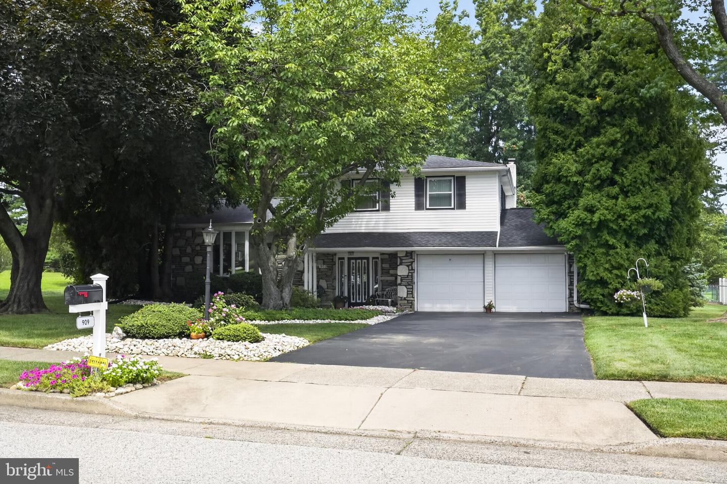 909 Warfield Ln Property Photo 2