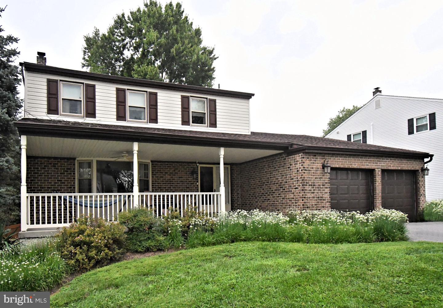 743 Champlain Dr Property Photo 2
