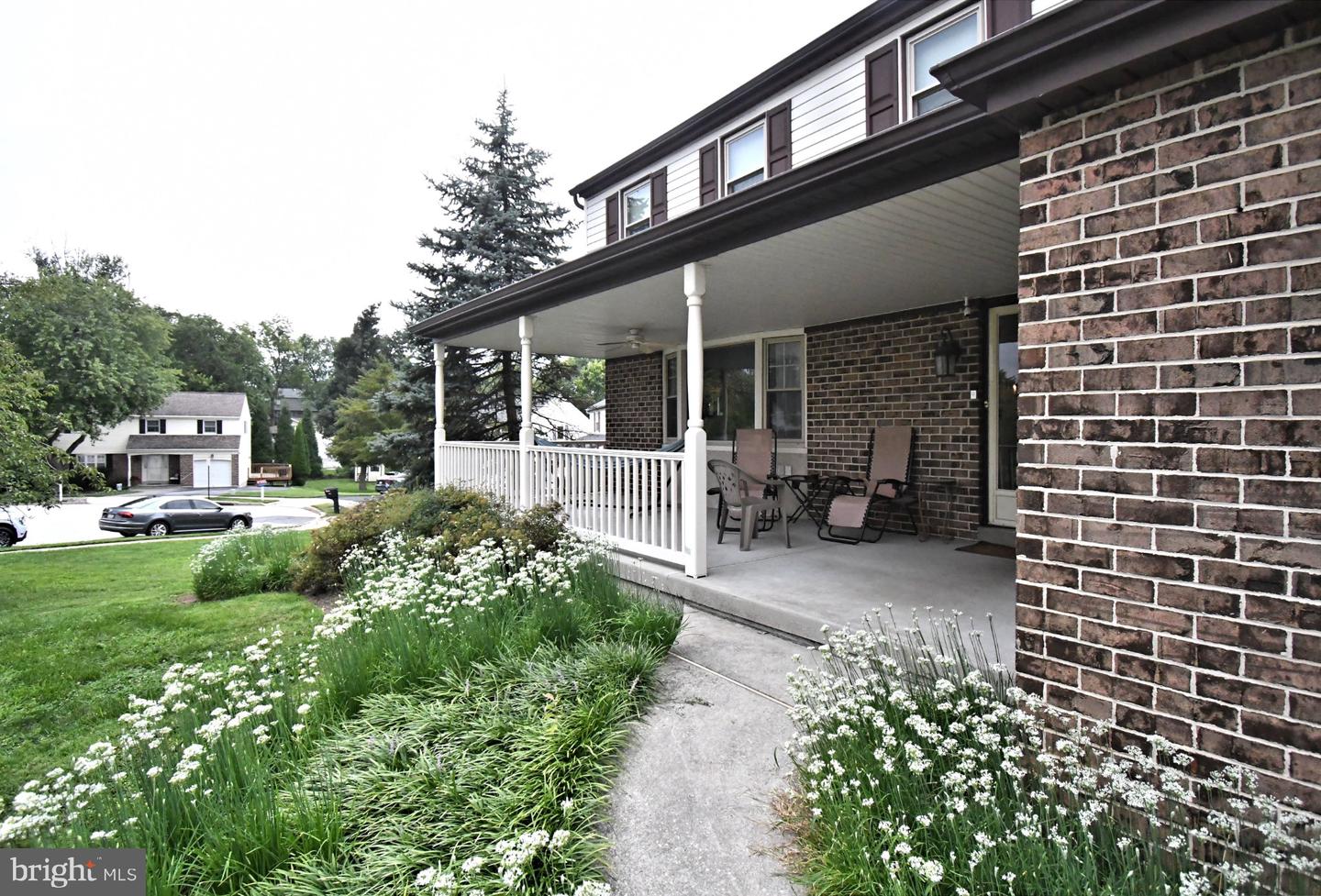 743 Champlain Dr Property Photo 3