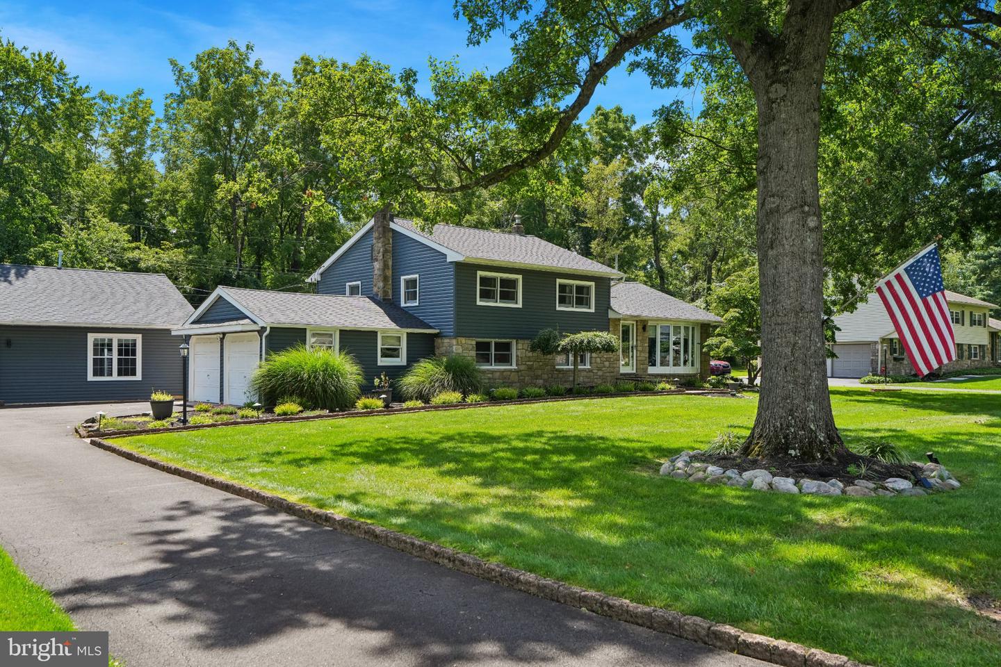 717 Lawrence Ln # Property Photo 3