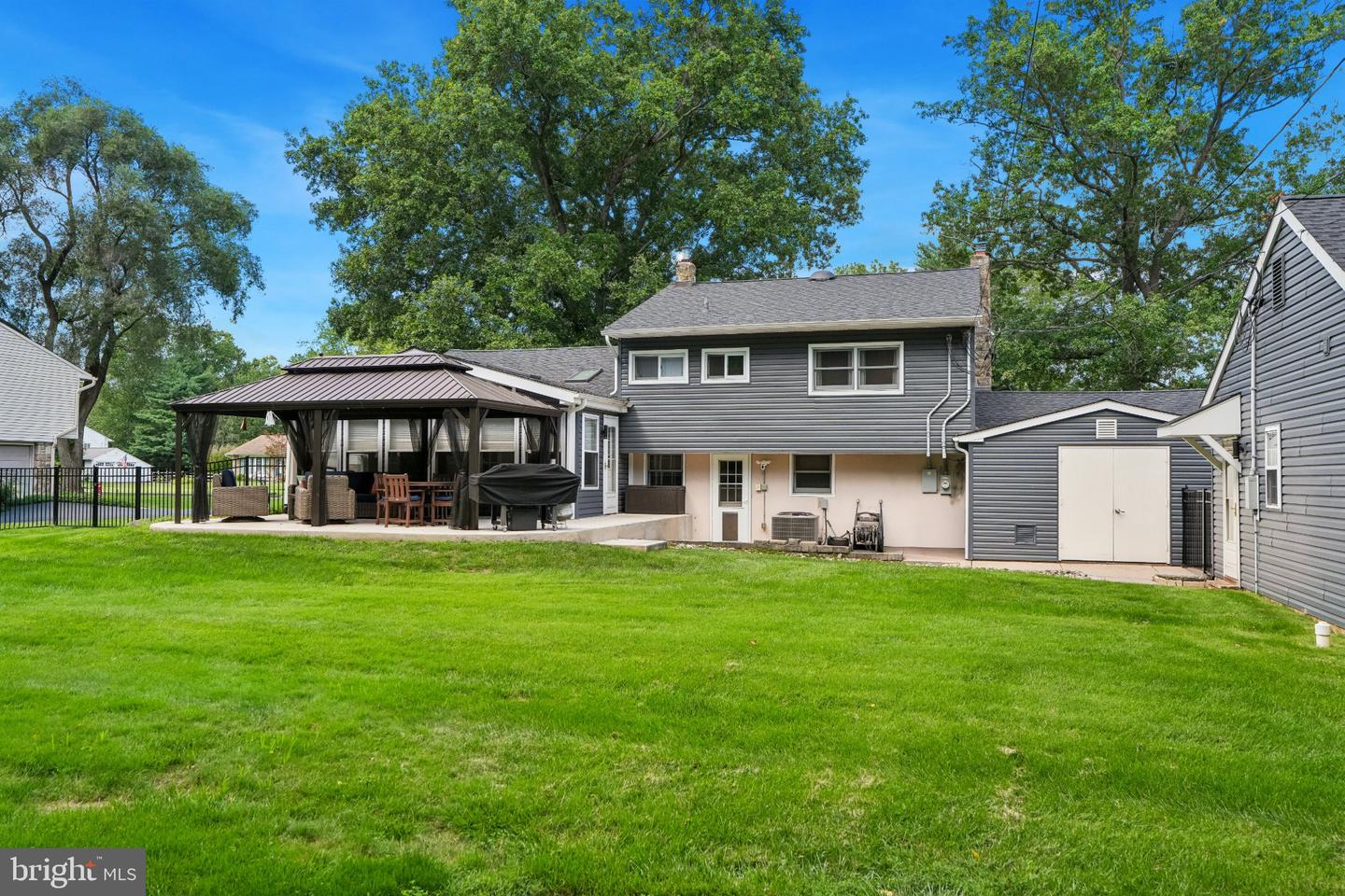 717 Lawrence Ln # Property Photo 5