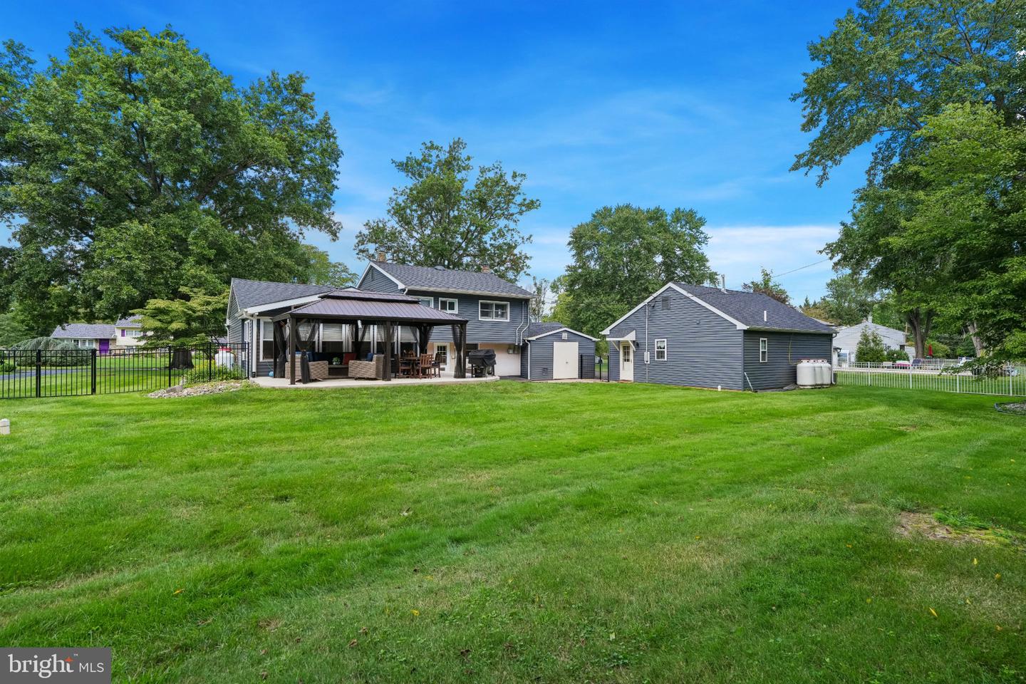 717 Lawrence Ln # Property Photo 6