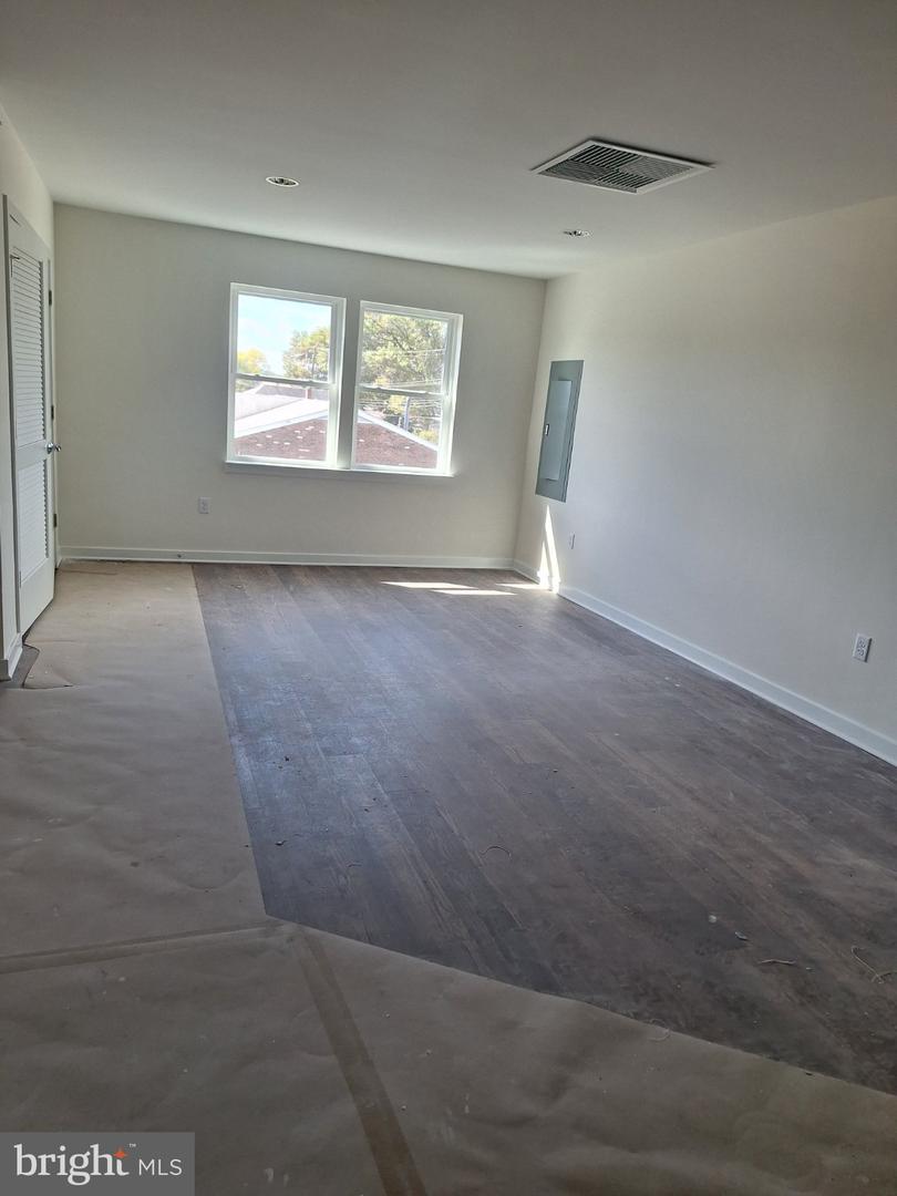 1037 W High St #apt 1 Property Photo 3