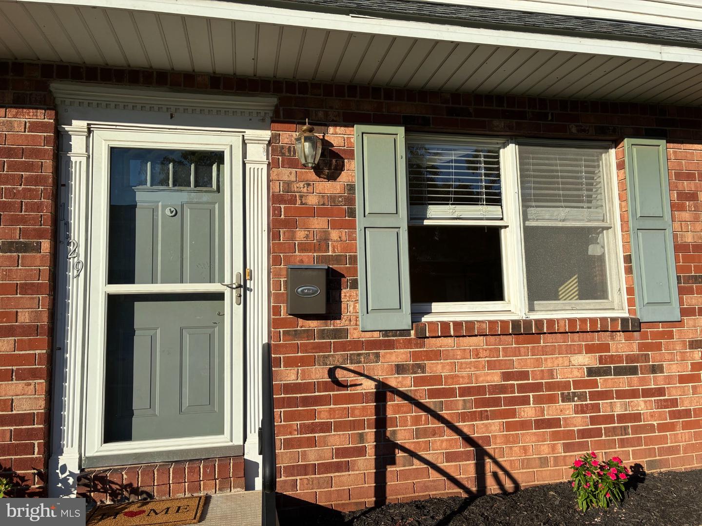 1129 Grove St Property Photo 2