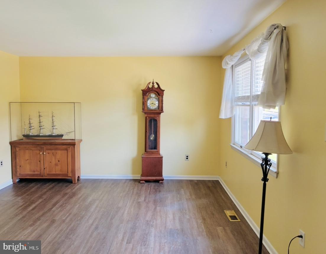 1129 Grove St Property Photo 4