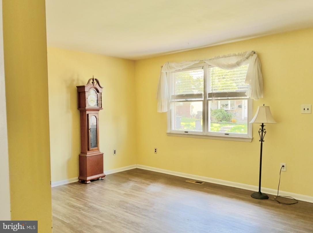 1129 Grove St Property Photo 5