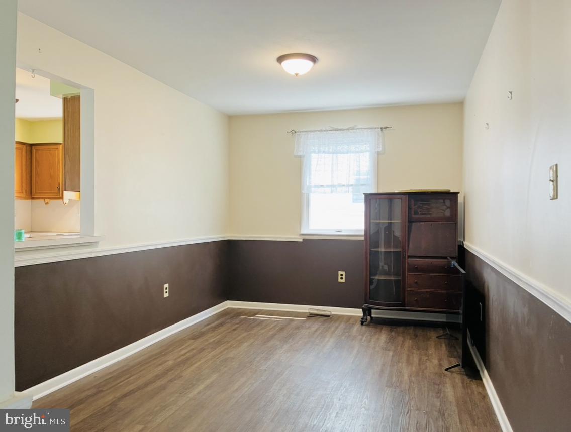 1129 Grove St Property Photo 6