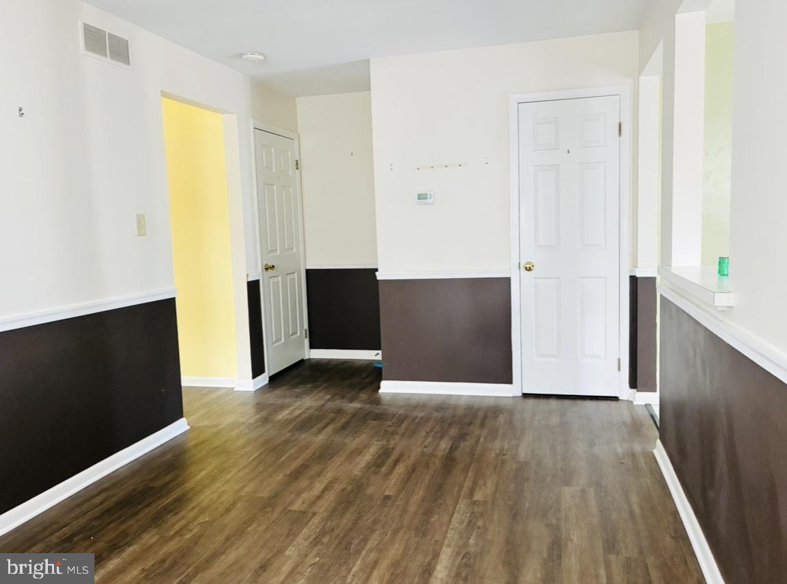 1129 Grove St Property Photo 9