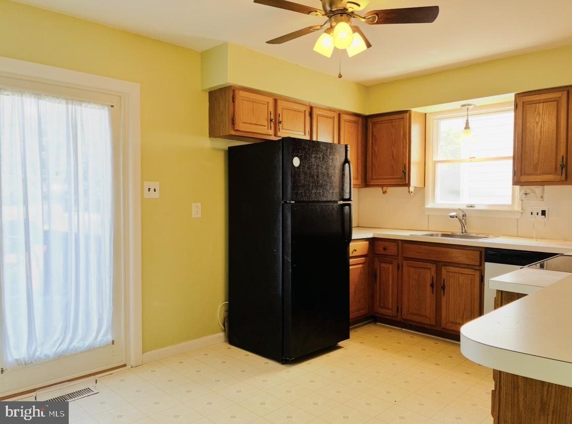 1129 Grove St Property Photo 14
