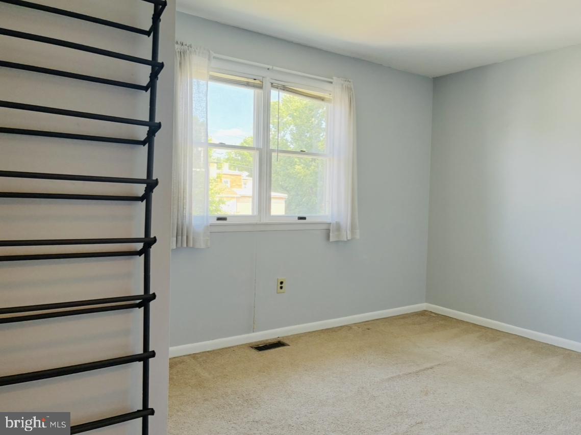1129 Grove St Property Photo 24