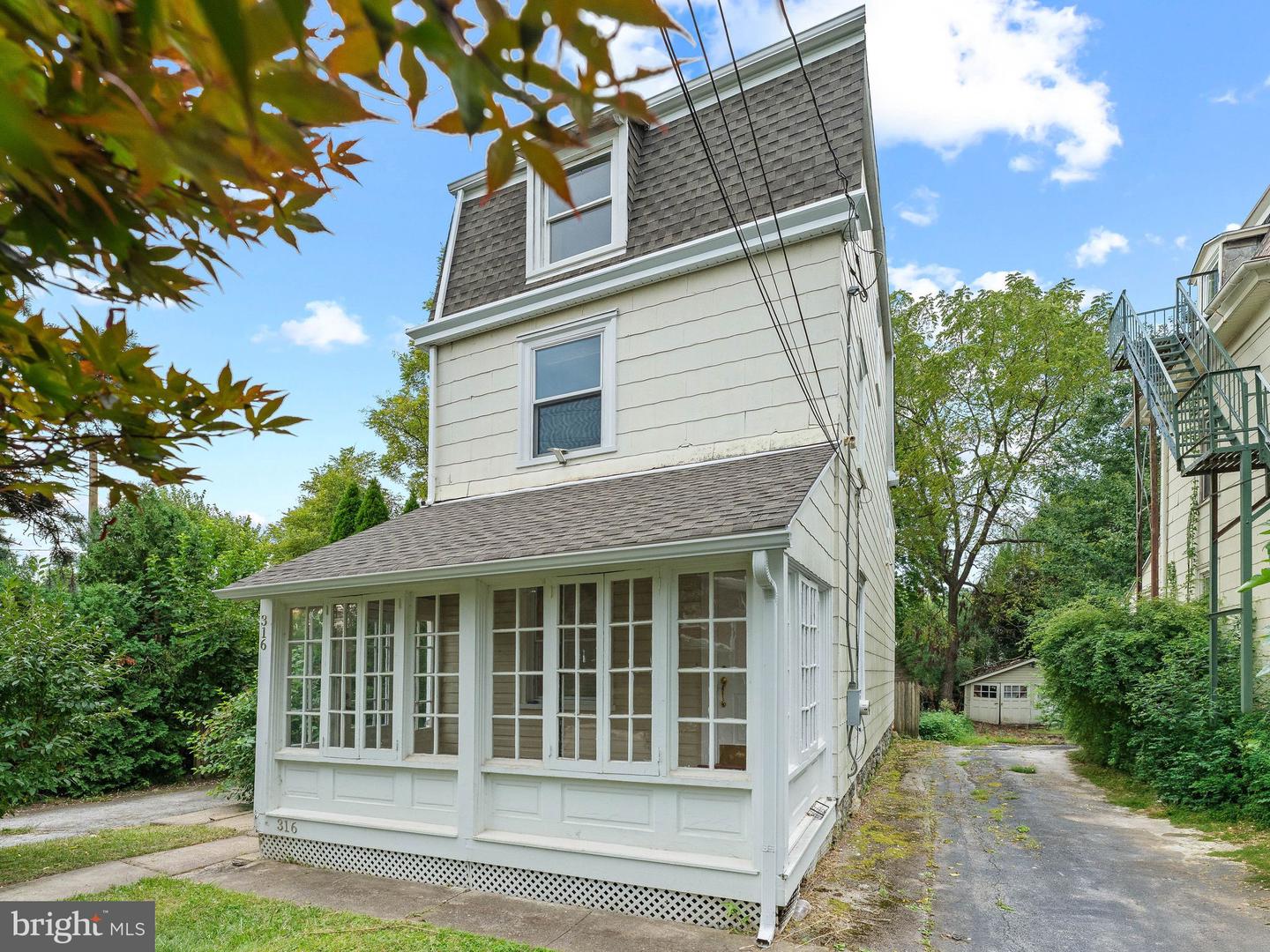 316 Locust Ave Property Photo 4