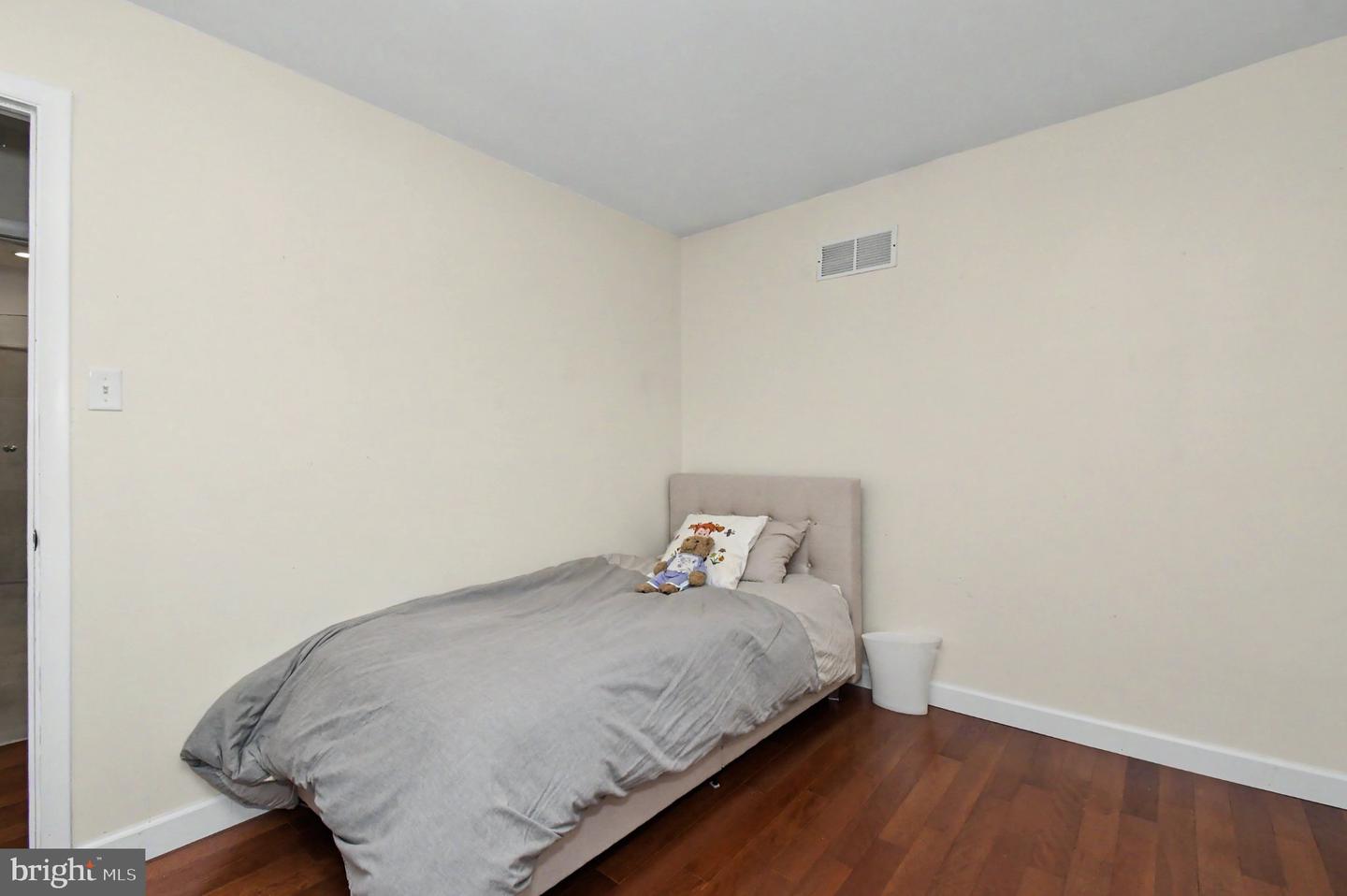 24 School Property Photo 23