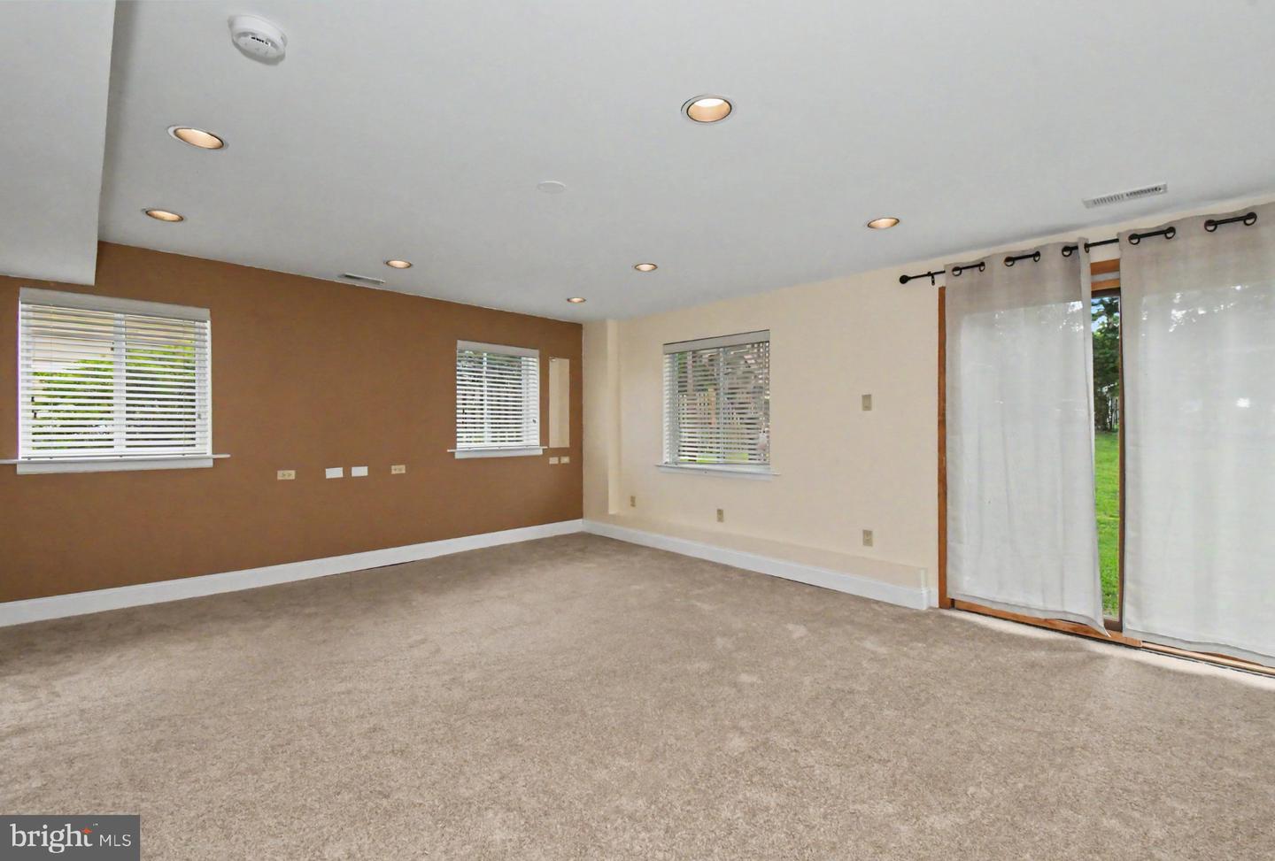 24 School Property Photo 37