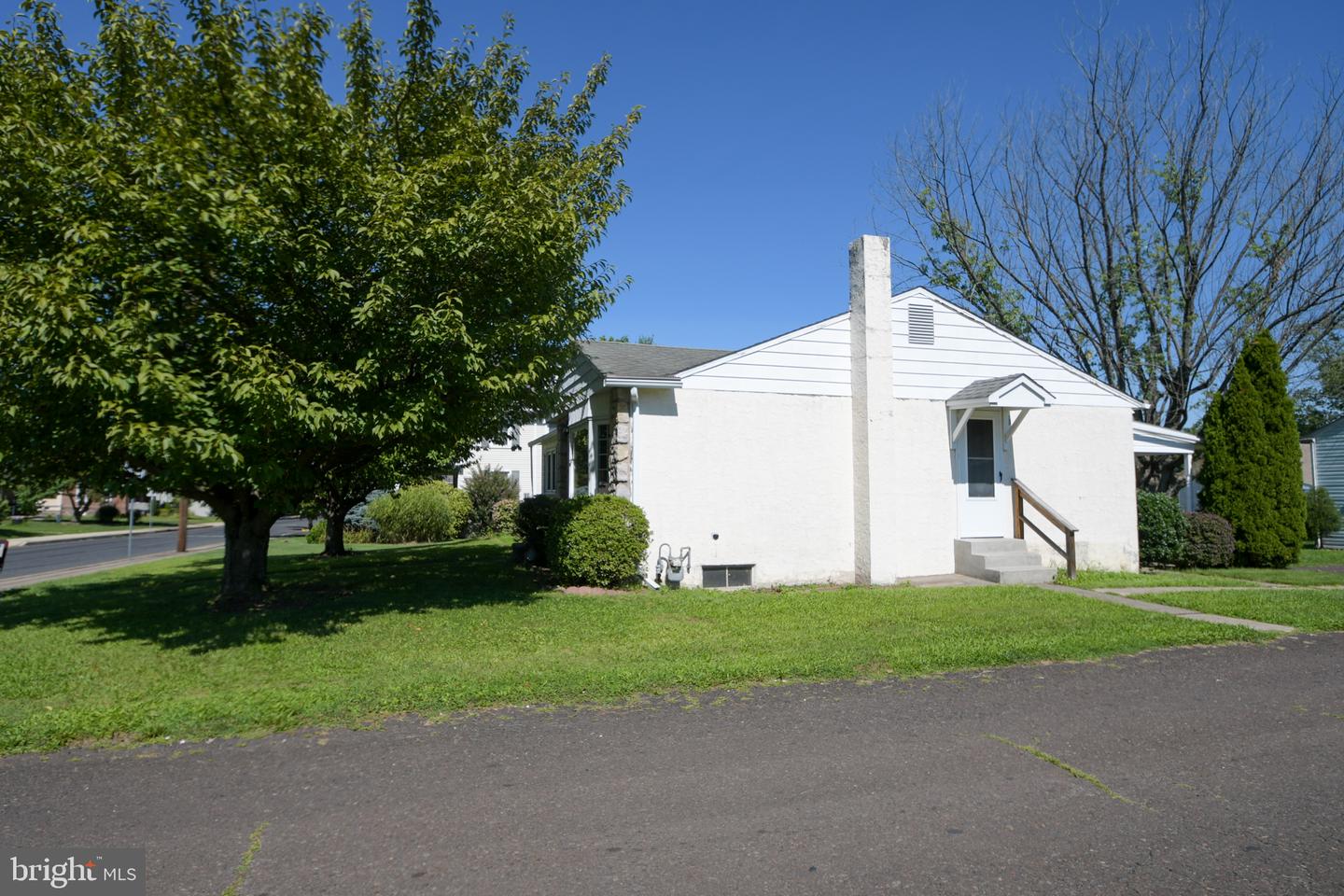 215 School Ln Property Photo 3