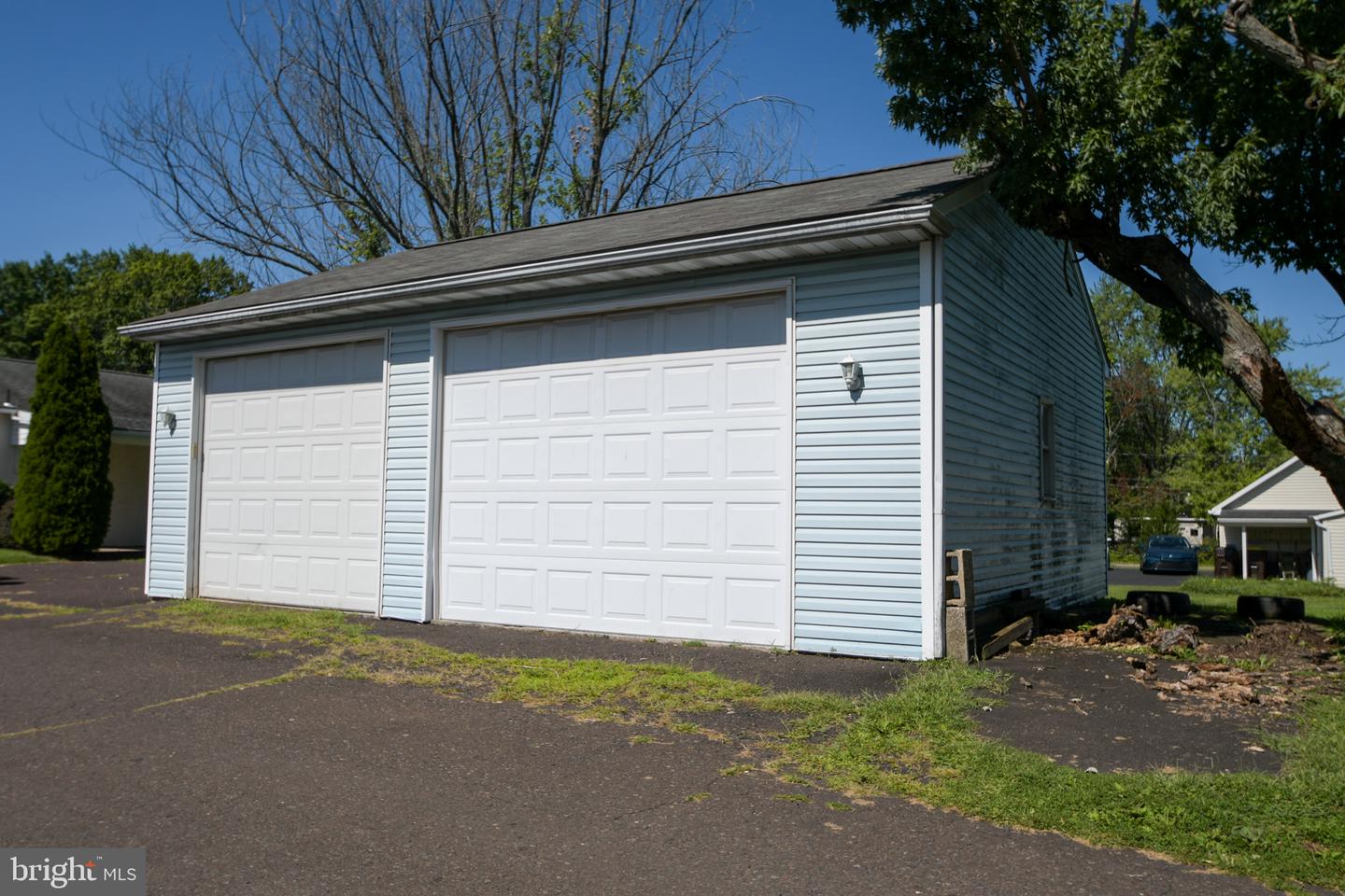 215 School Ln Property Photo 6