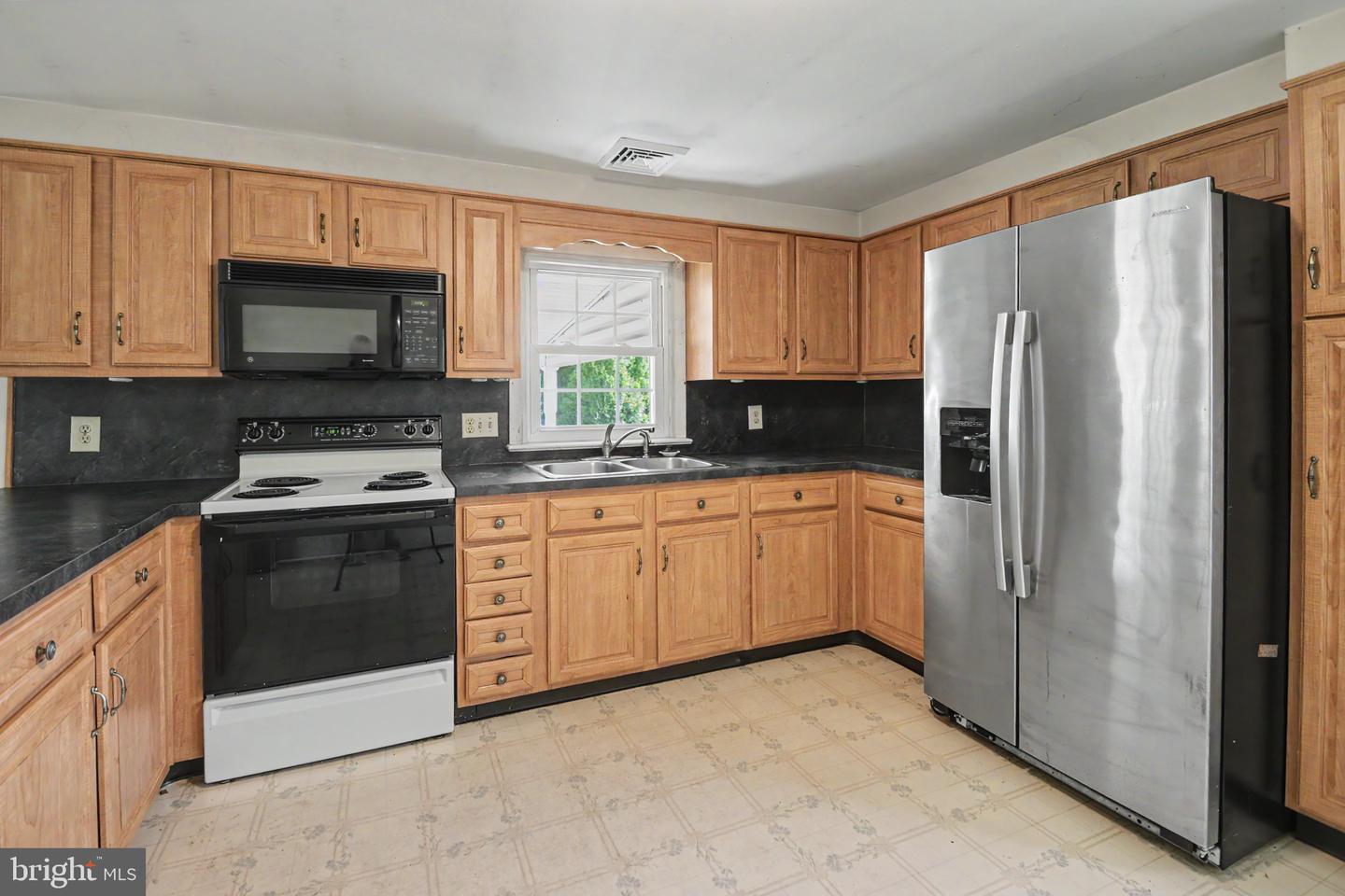 215 School Ln Property Photo 14