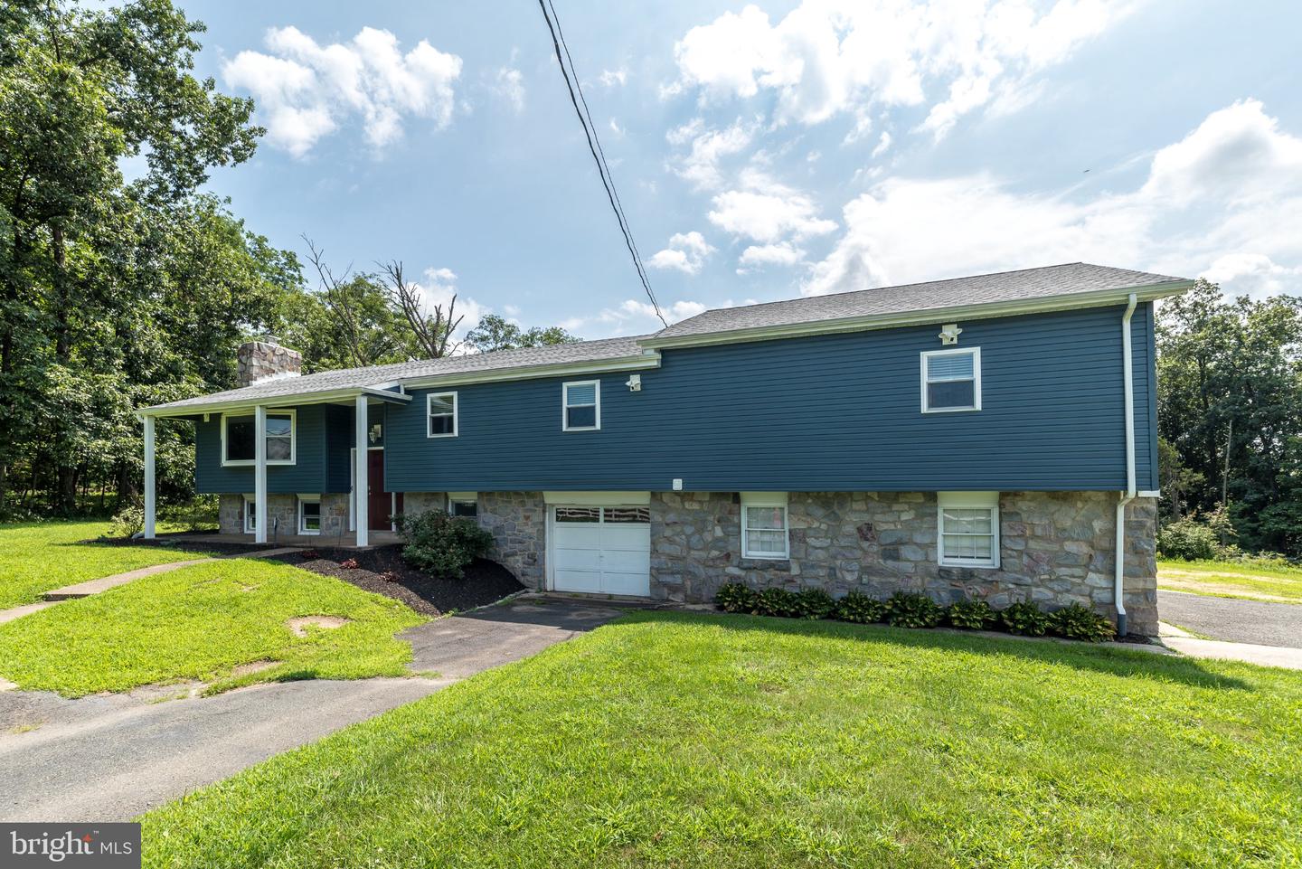 402 N Layfield Rd Property Photo 1
