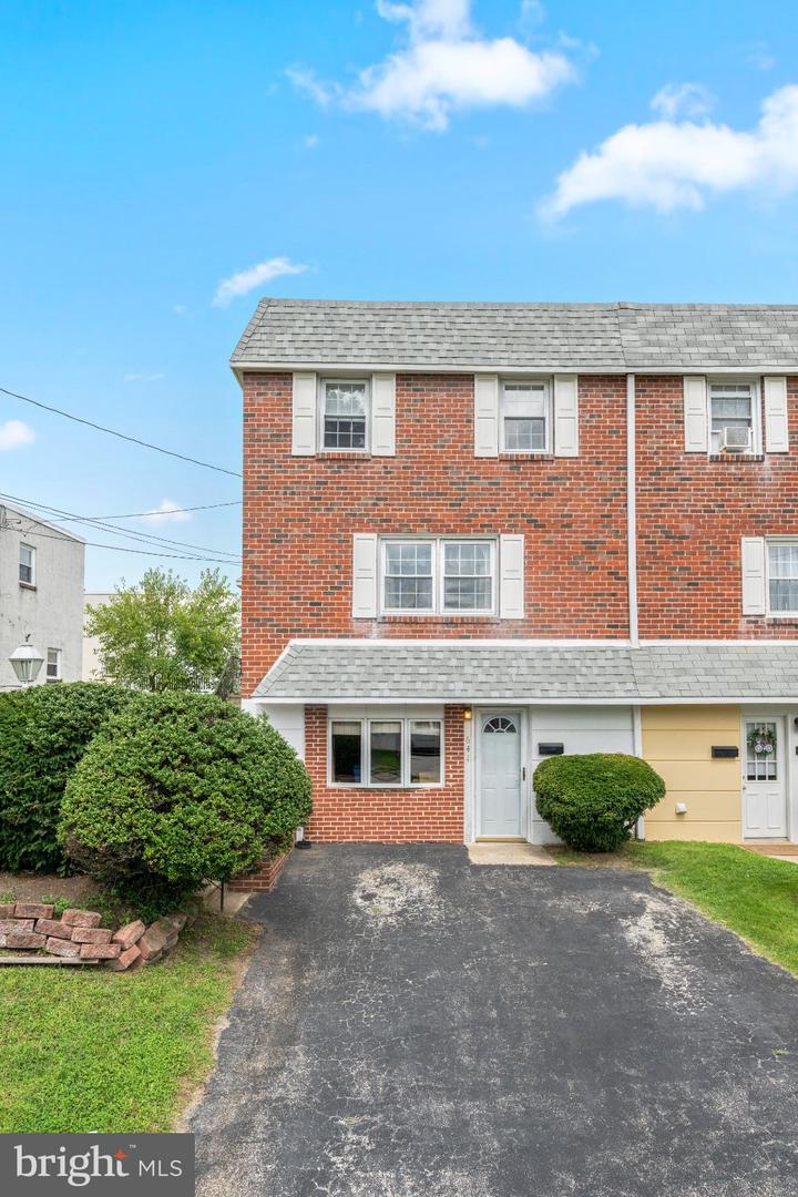 641 Caroline Dr # Property Photo 2
