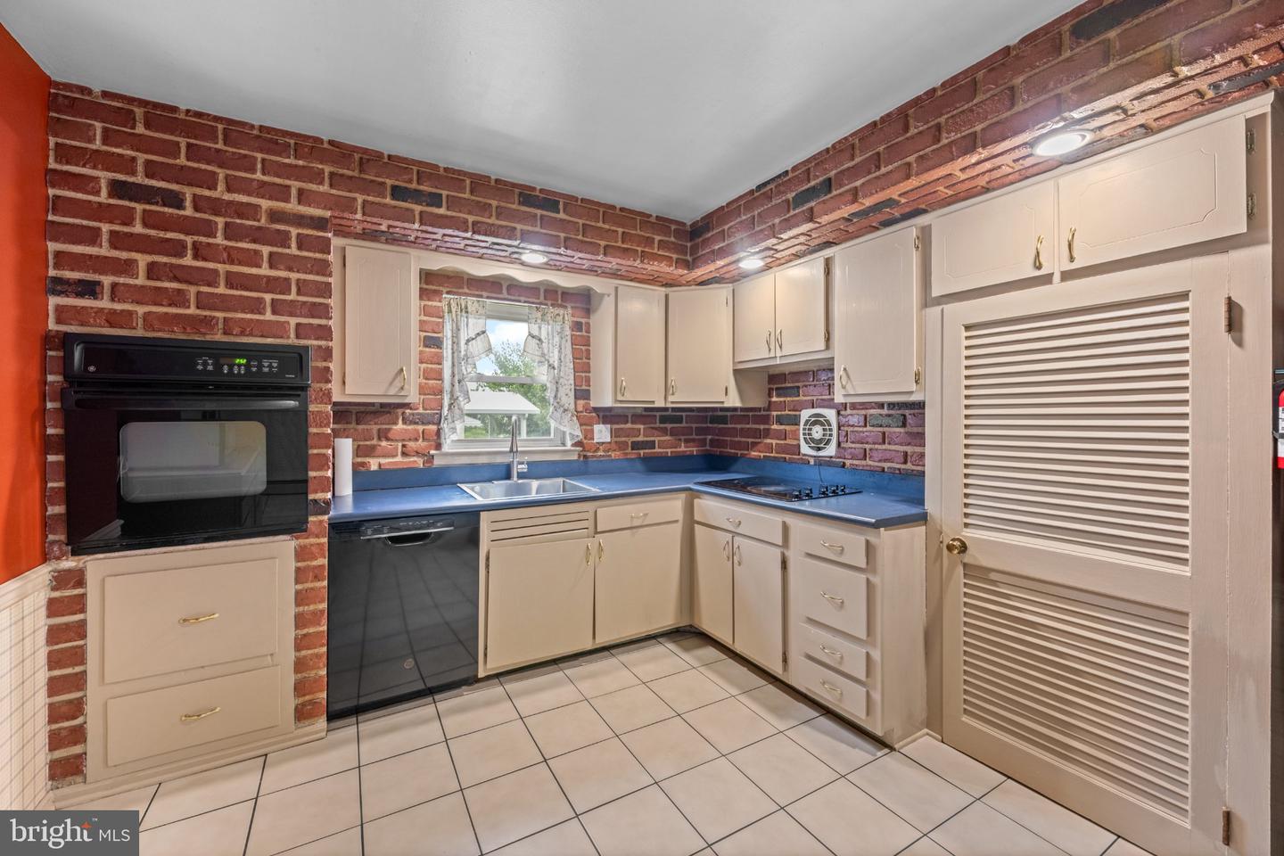 641 Caroline Dr # Property Photo 10