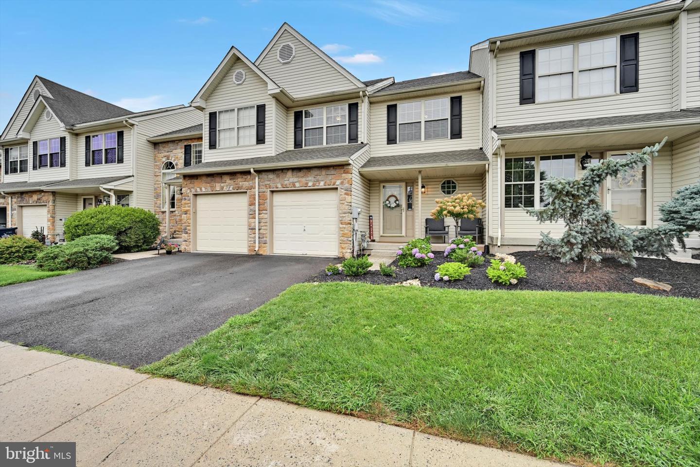 2806 Gateway Dr # Property Photo 4