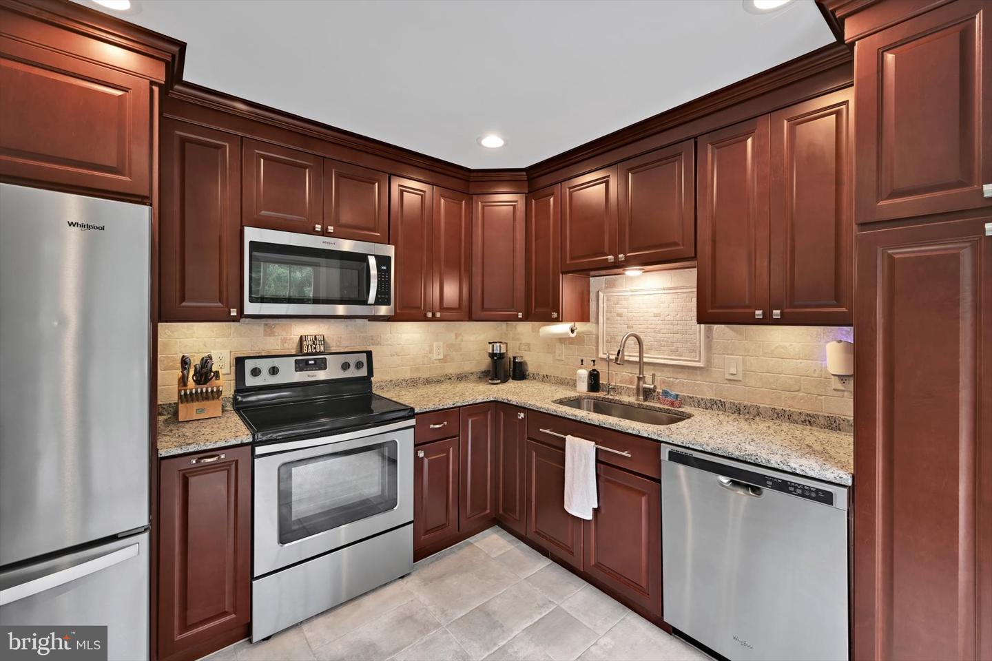 2806 Gateway Dr # Property Photo 17