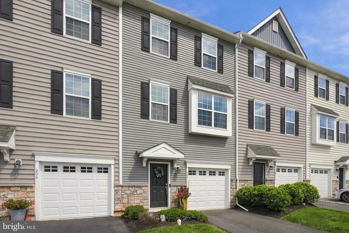 204 Spring Ln # Property Photo 1