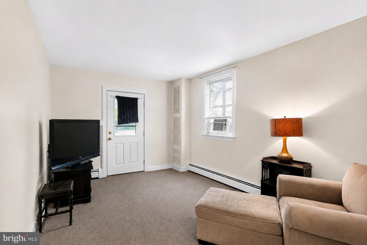 434 W Walnut St Property Photo 3
