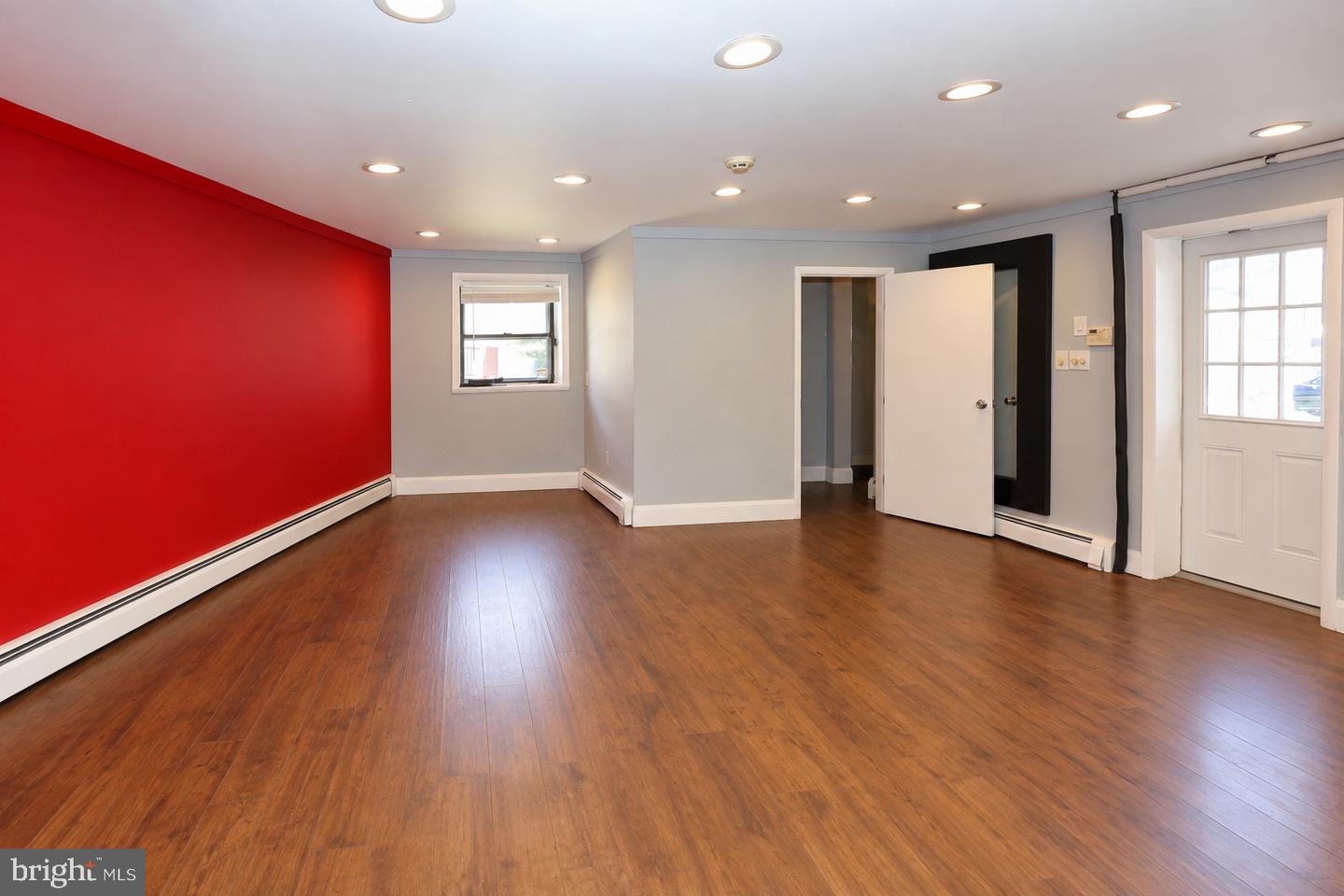 854 1/2 Montgomery Ave Property Photo 3