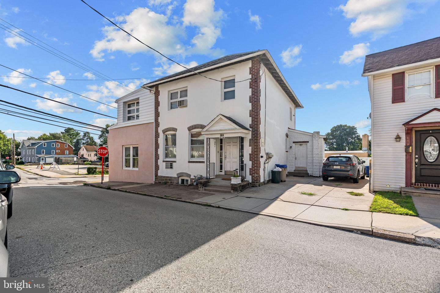 301 CEDAR ST Property Photo 1