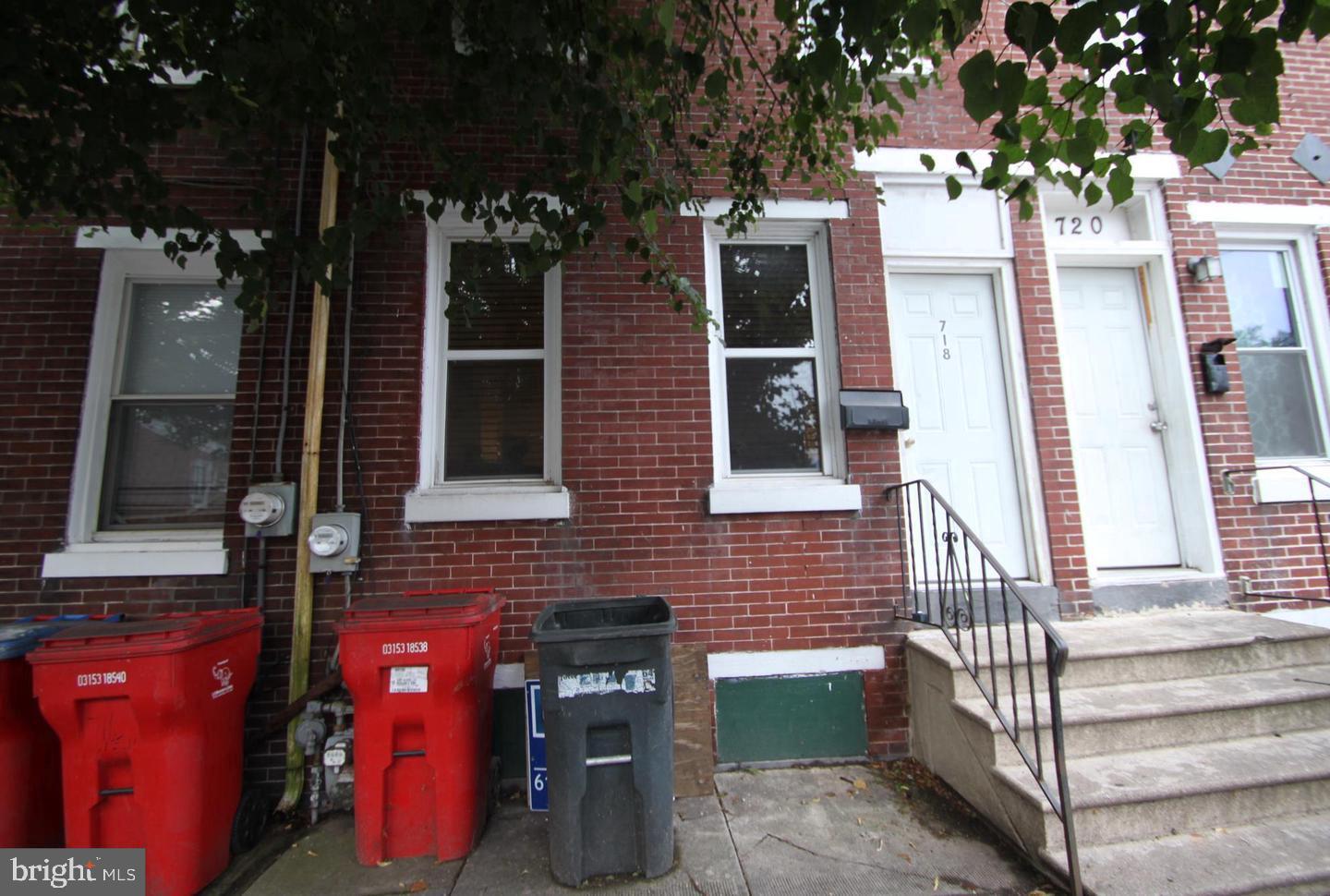 718 W Elm St Property Photo 1