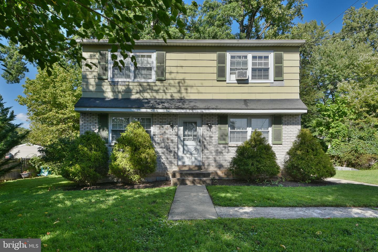 576 Meadowbrook Ave # Property Photo 1