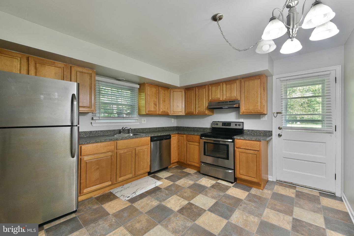 576 Meadowbrook Ave # Property Photo 6