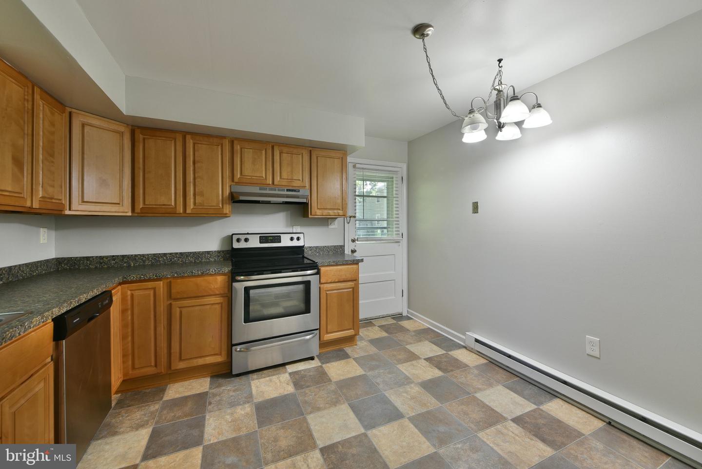 576 Meadowbrook Ave # Property Photo 8