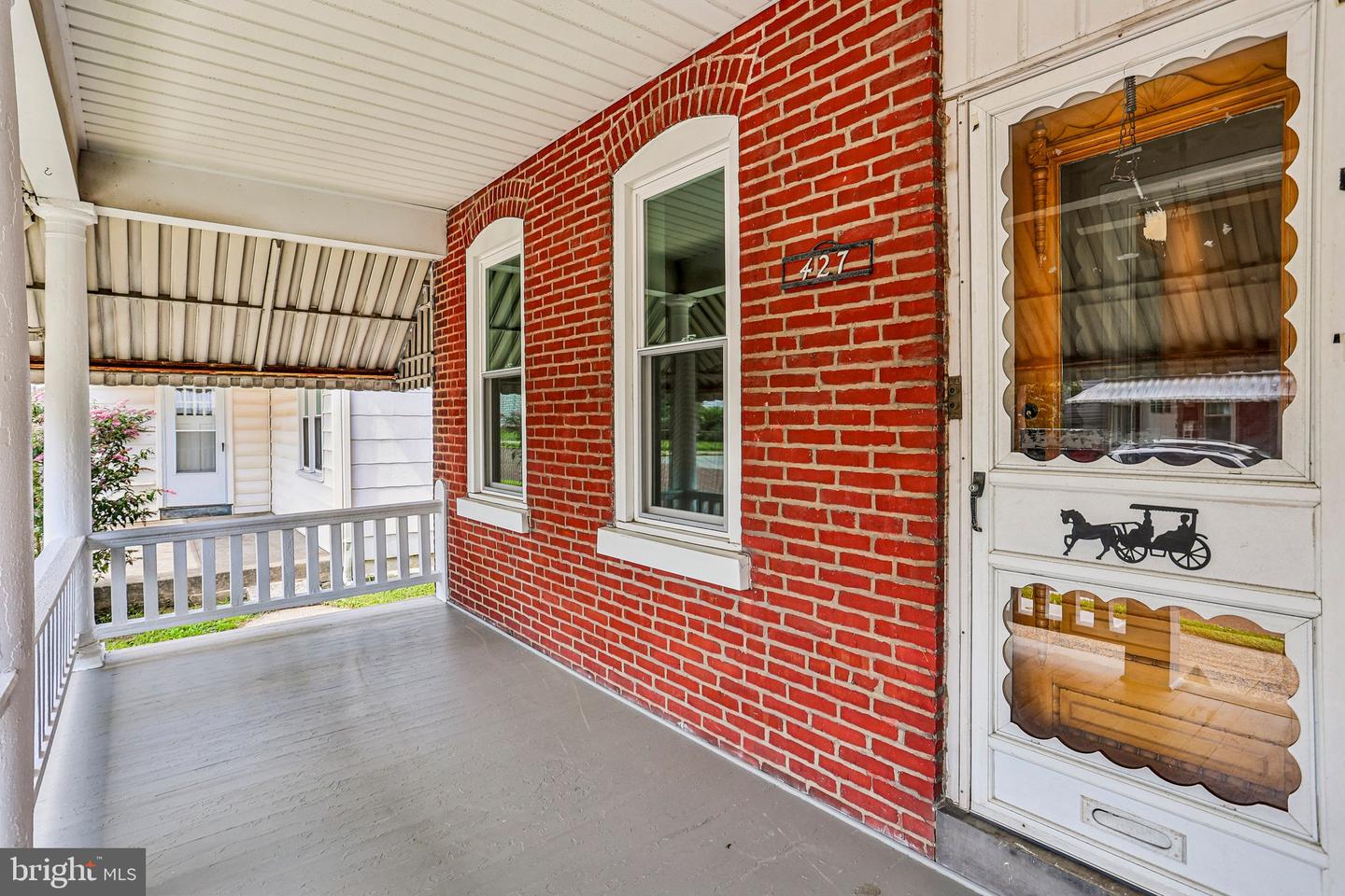 427 W Race St Property Photo 4