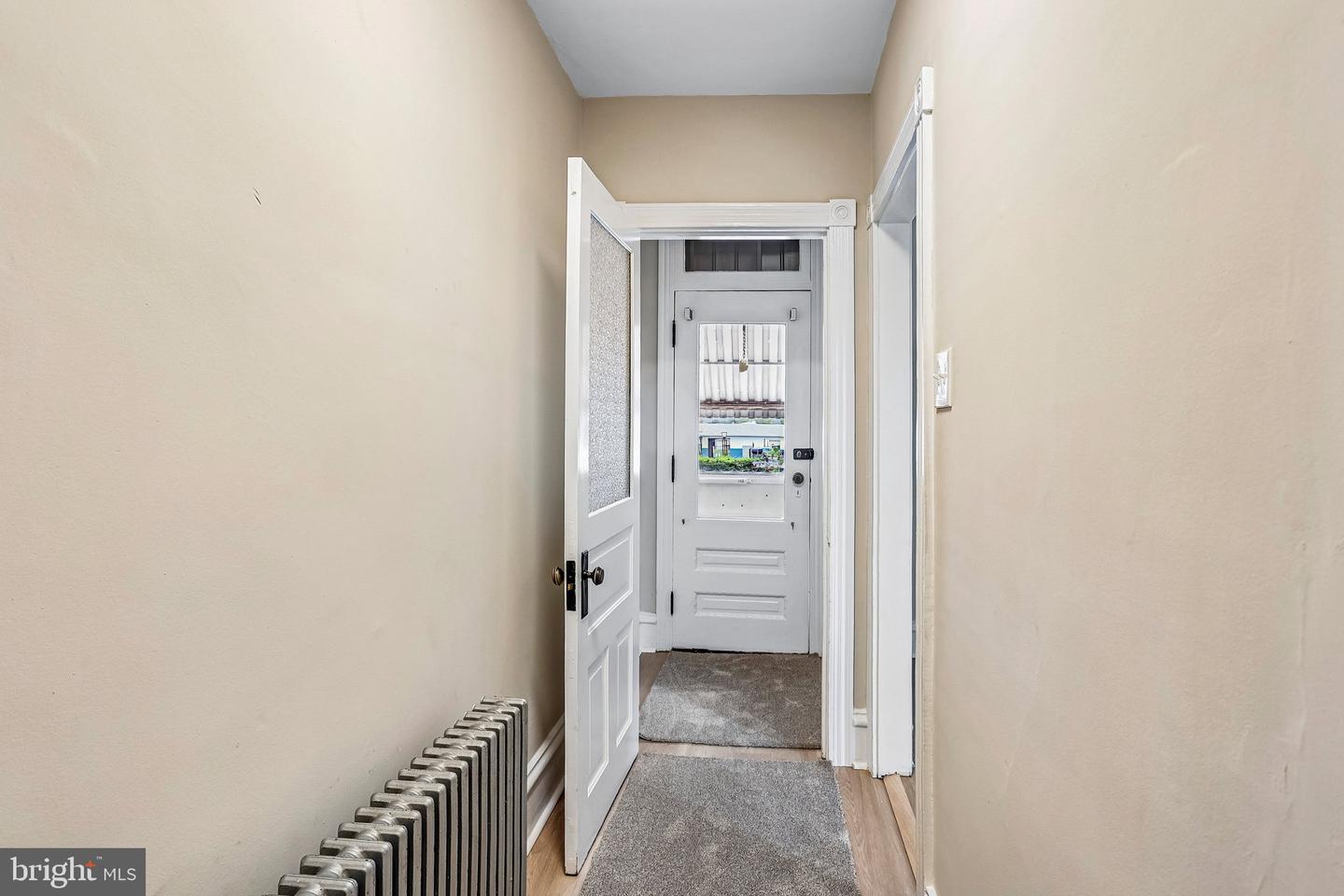 427 W Race St Property Photo 6