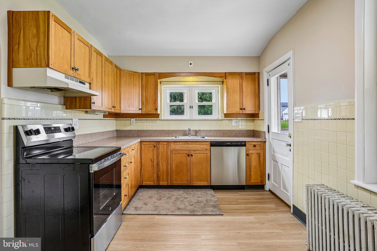 427 W Race St Property Photo 17