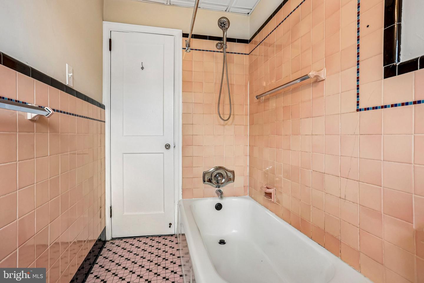 427 W Race St Property Photo 32