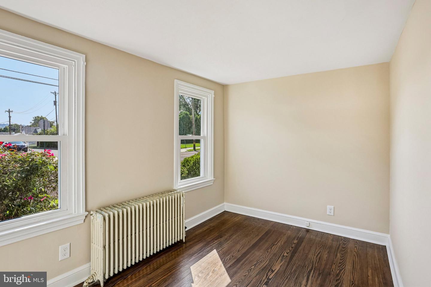 427 W Race St Property Photo 39